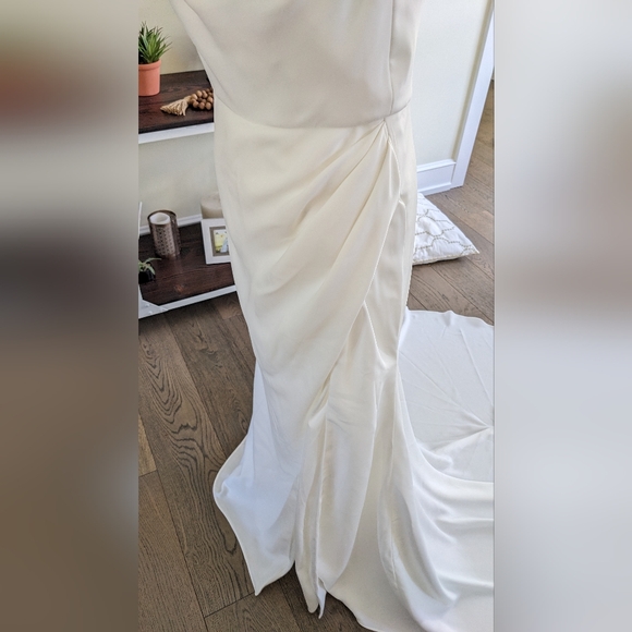 Elegant White Wedding Gown - Picture 5 of 16